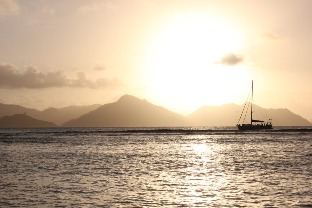 Zonsondergang op de Seychellen op een gratis strand op La Digue