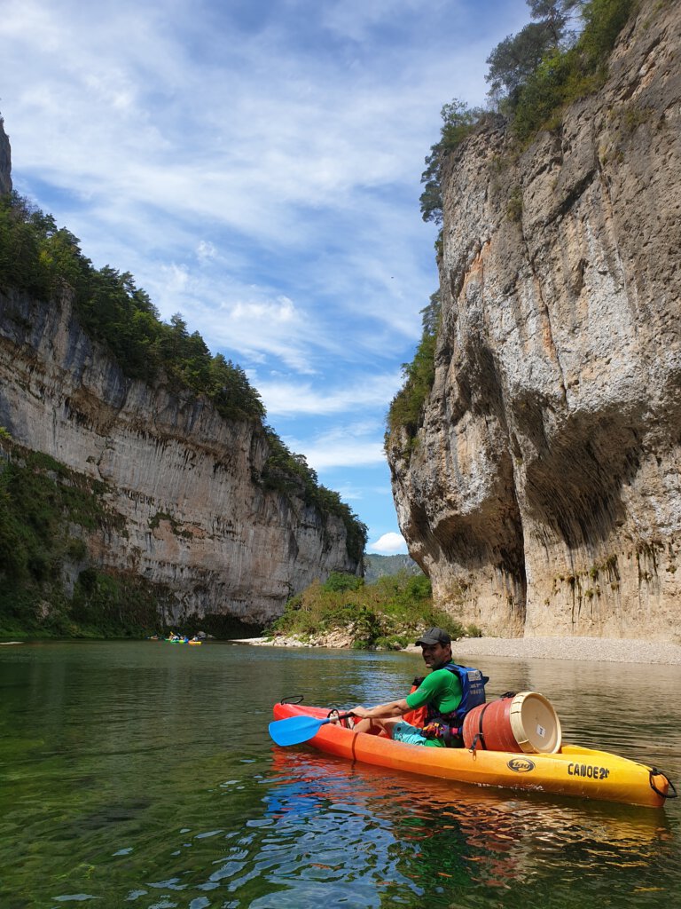 Nog een highlight van het kanoën over de rivier de Tarn: diep ik de kloof langs de kalksteen rotsen