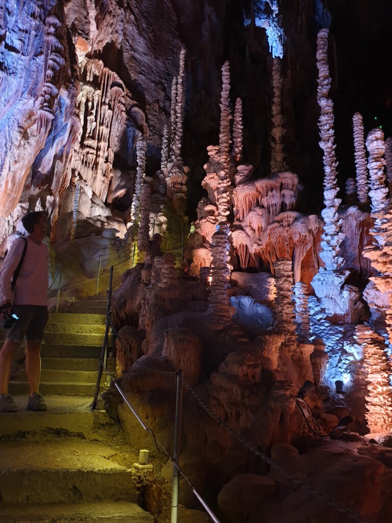 Zo groot zijn de stalagmieten in de Aven Armand grot dus, met een mens ernaast ter vergelijk