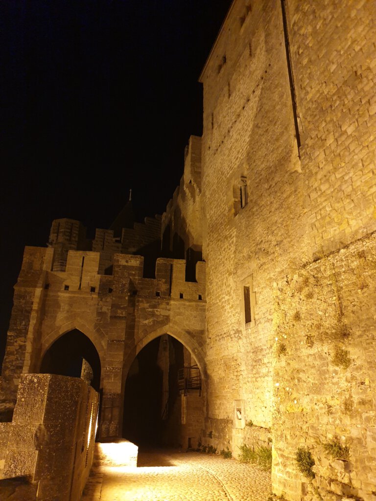 De stadsmuren van Carcassonne by night