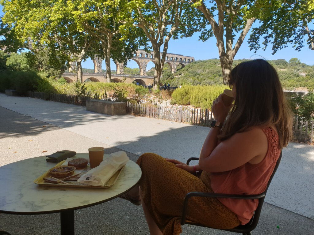 Reisgeluk: Vanaf een terras het uitzicht op Pont du Gard bewonderen
