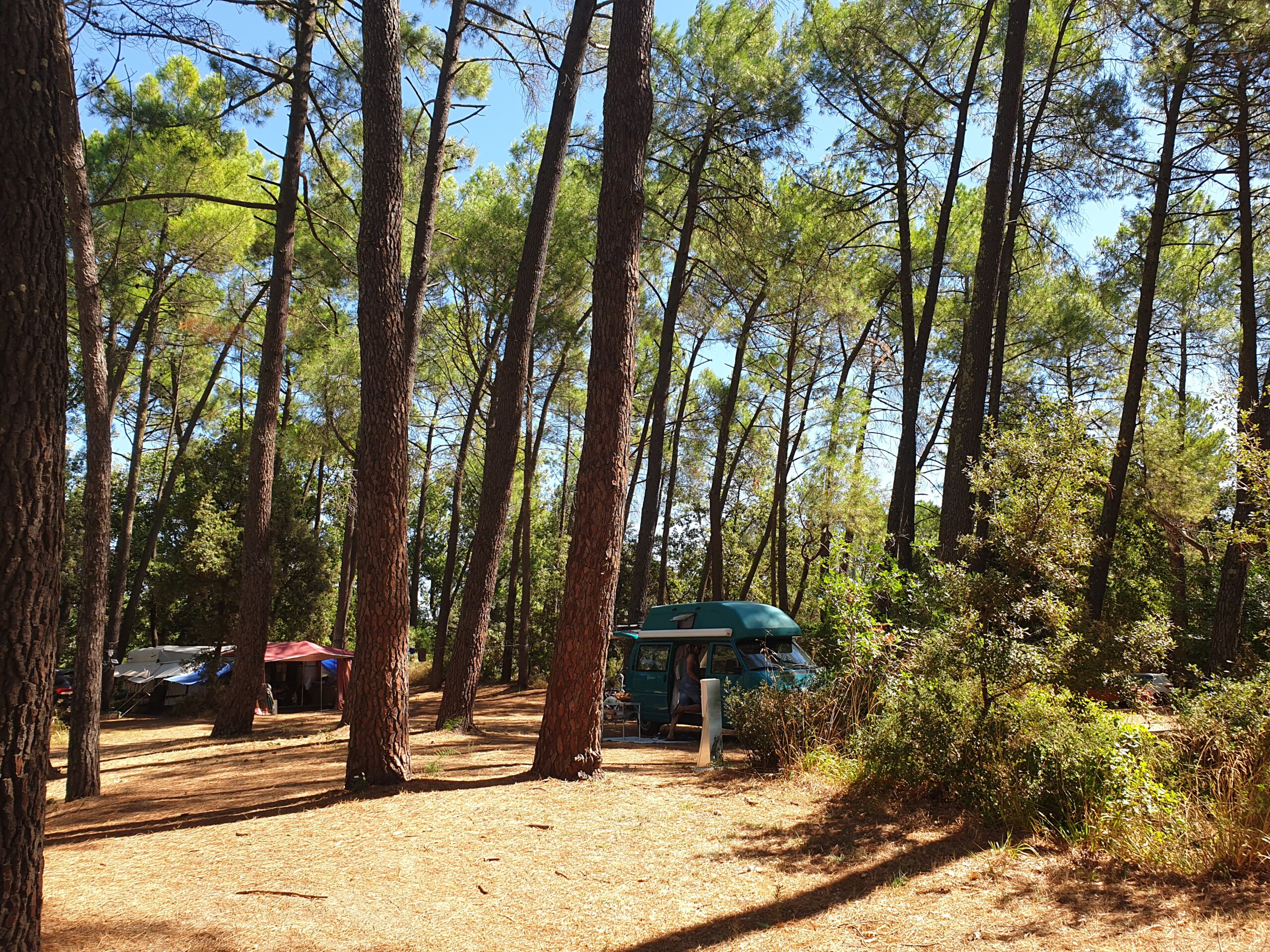 Ons kampeerbusje op camping La Sousta bij Pont du Gard