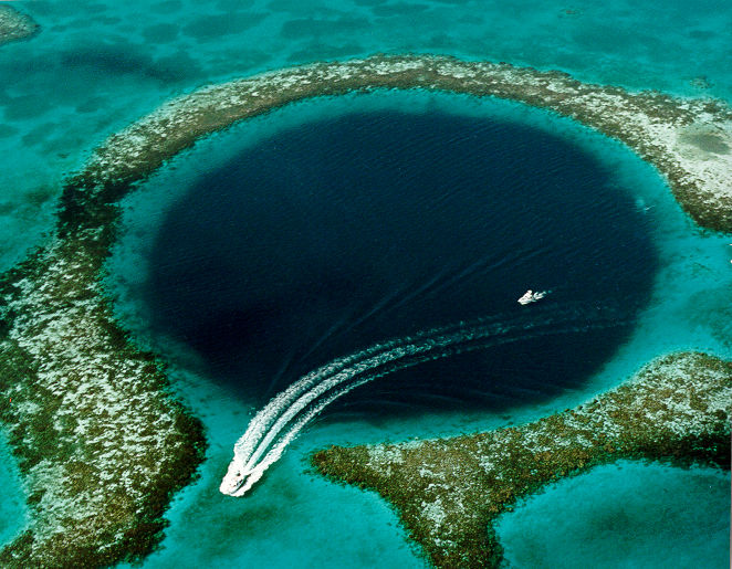 Highlight van Belize: Blue Hole van bovenaf