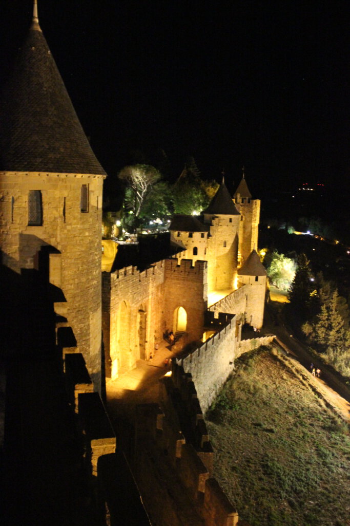 De muren van Carcassonne verlicht in het donker