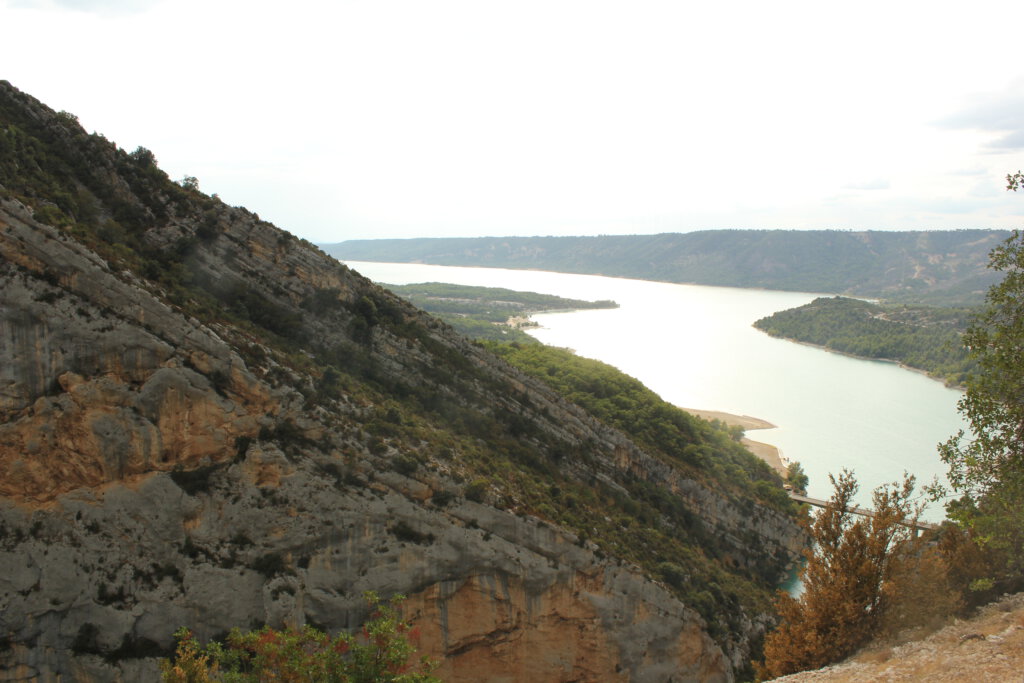 Uitzicht over het stuwmeer Lac de Ste Croix