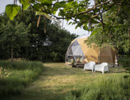Pop-up-glamping-en-camping-Reisgelukjes-Dome-Waar-het-Wondert