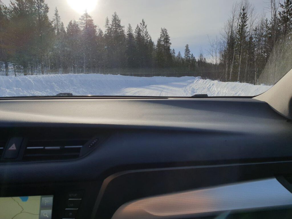 Zelf rijden in Finland: ja soms zijn de wegen zo besneeuwd