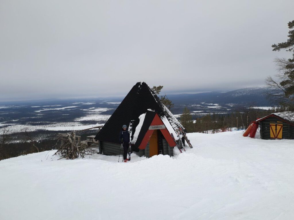 Finse kota aan de rand van de skipiste in Levi Lapland