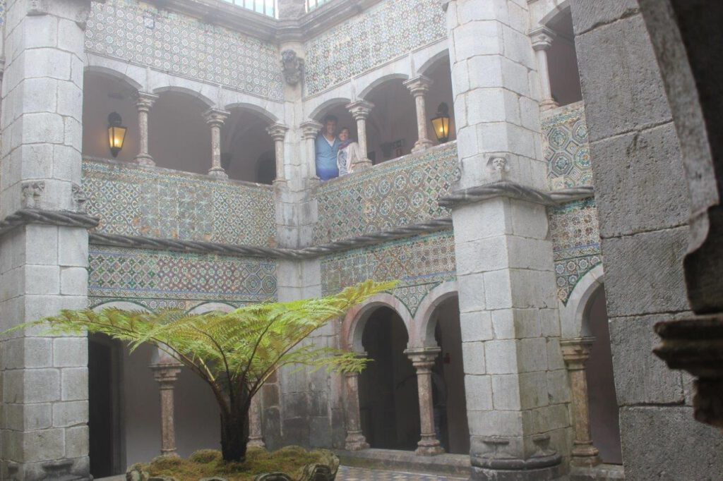Binnenplaats van het paleis van Pena