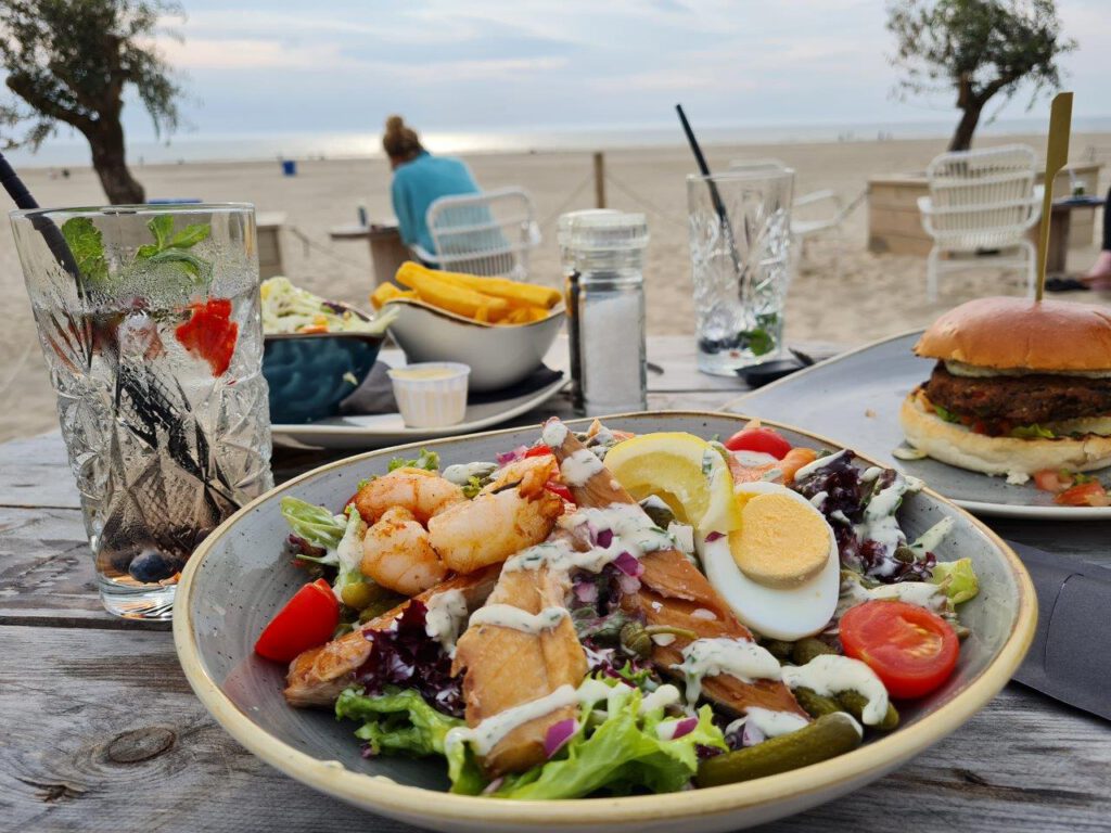 Diner bij het strandpaviljoen van Hargen aan Zee