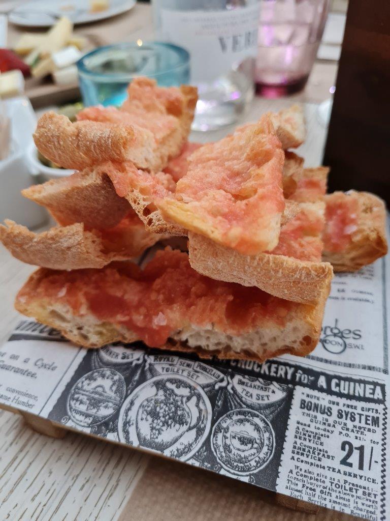 Typisch Spaanse snack: brood met tomaat en knoflook