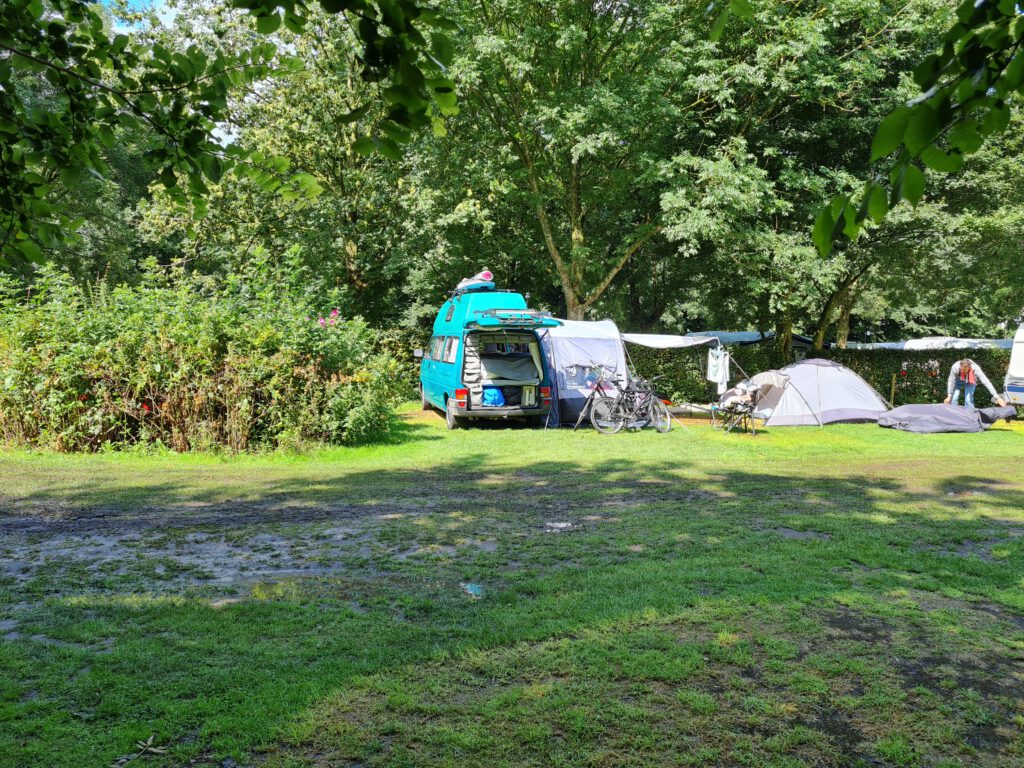 Camper op Friese watersportcamping Vrijhaven