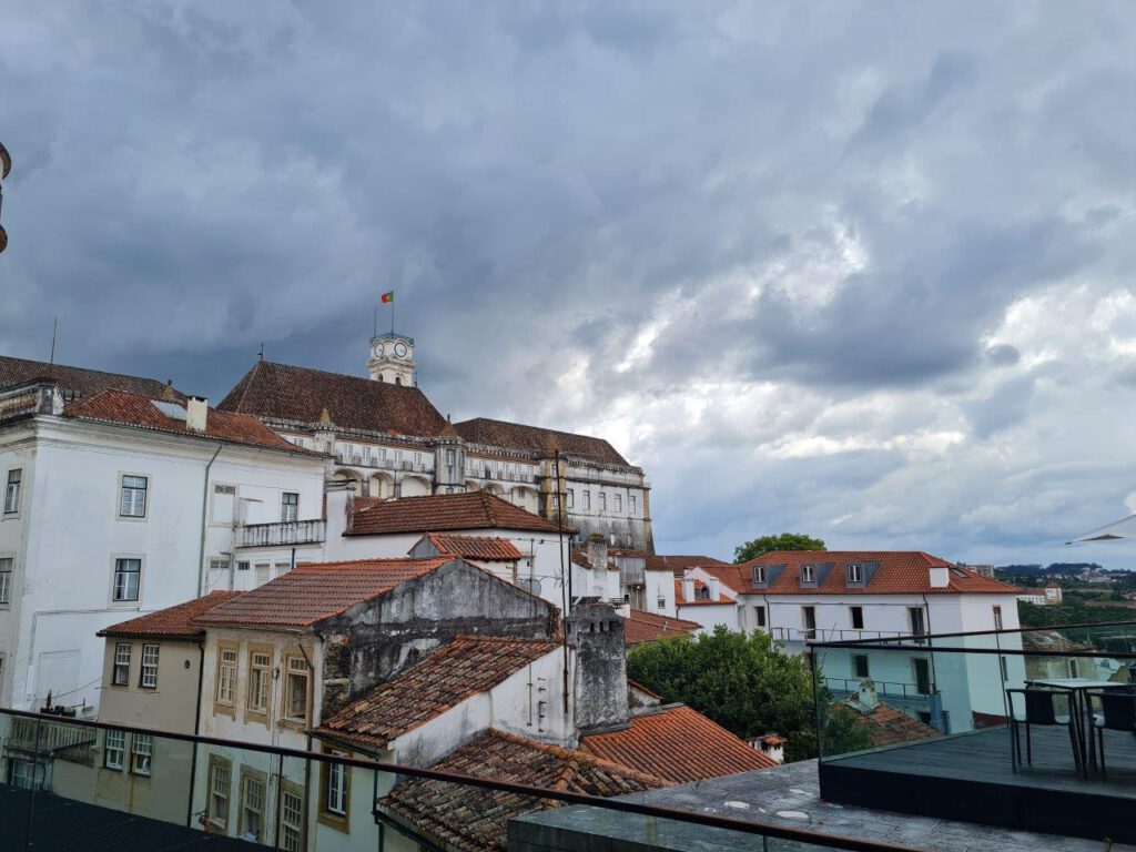 Universiteitsstad Coimbra reizend naar de Algarve bezoeken