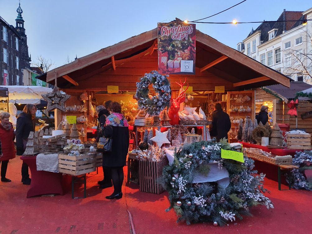 Drijvende kerstmarkt in Leiden Nederland