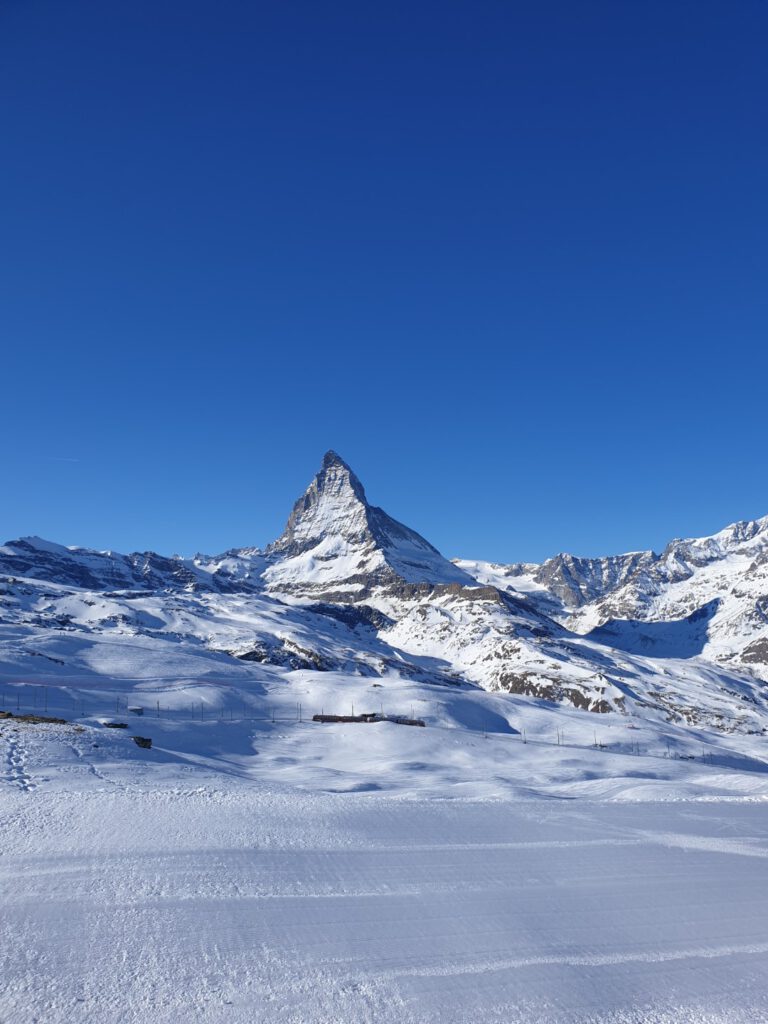De Matterhorn met de Gornergratbahn in het wintersportgebied Cervinia-Zermatt