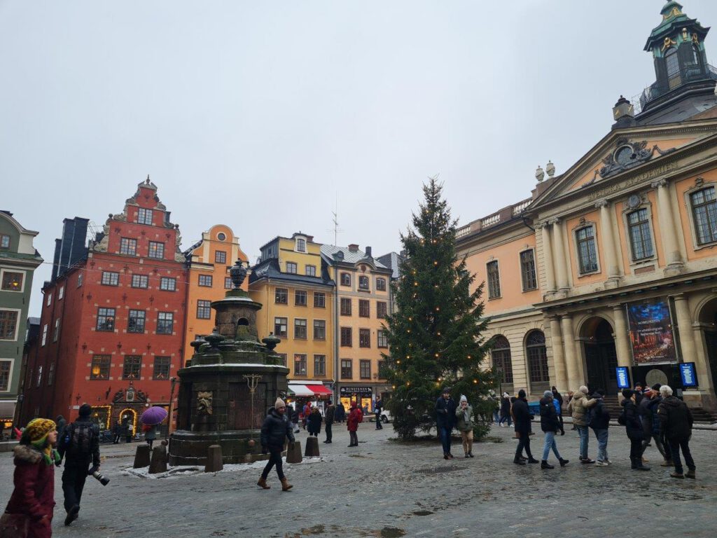 Het Stortorget-plein in Stockholm met Schantzka Huset en het Nobelmuseum