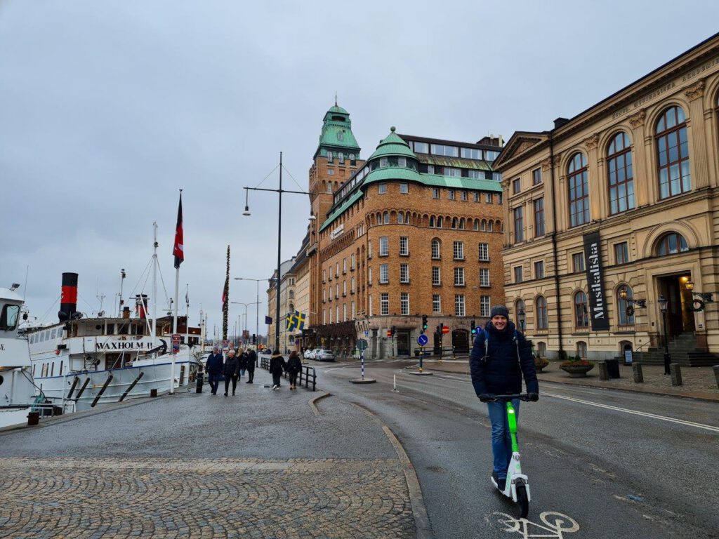 Stockholm verkennen met een electrisch stepje van Bolt of Lime