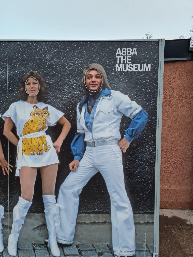 Foto's maken bij de bezienswaardigheid van het Abba-museum in Stockholm