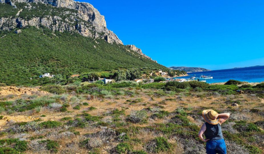 Wandelen op Tavolara tijdens een vakantie op Sardinië