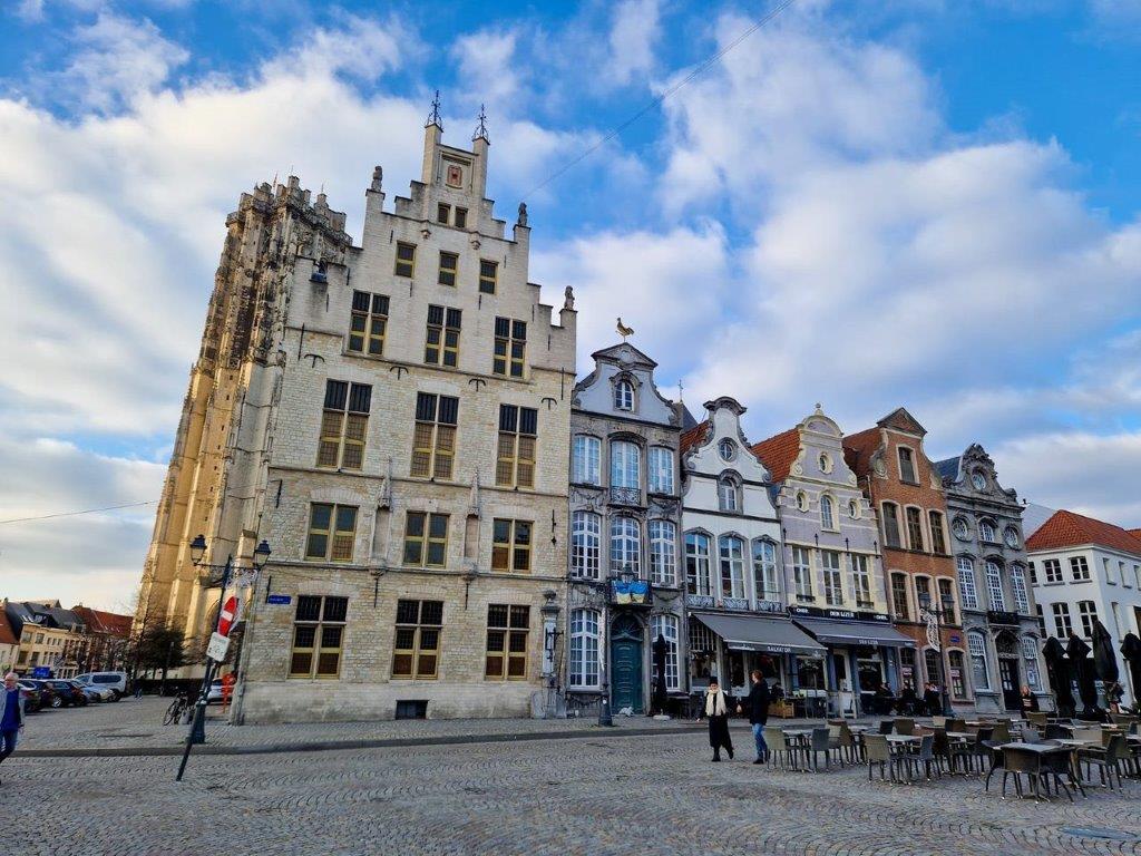 Grote Markt en kathedraal in Mechelen