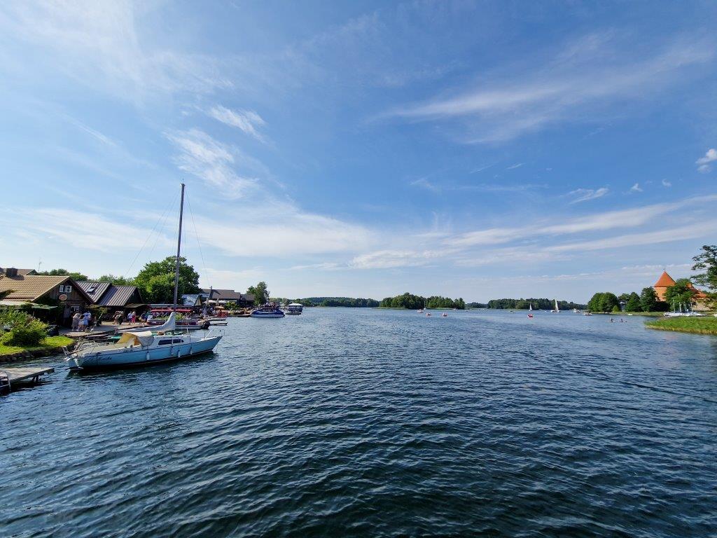 Uitzicht op het meer van Trakai