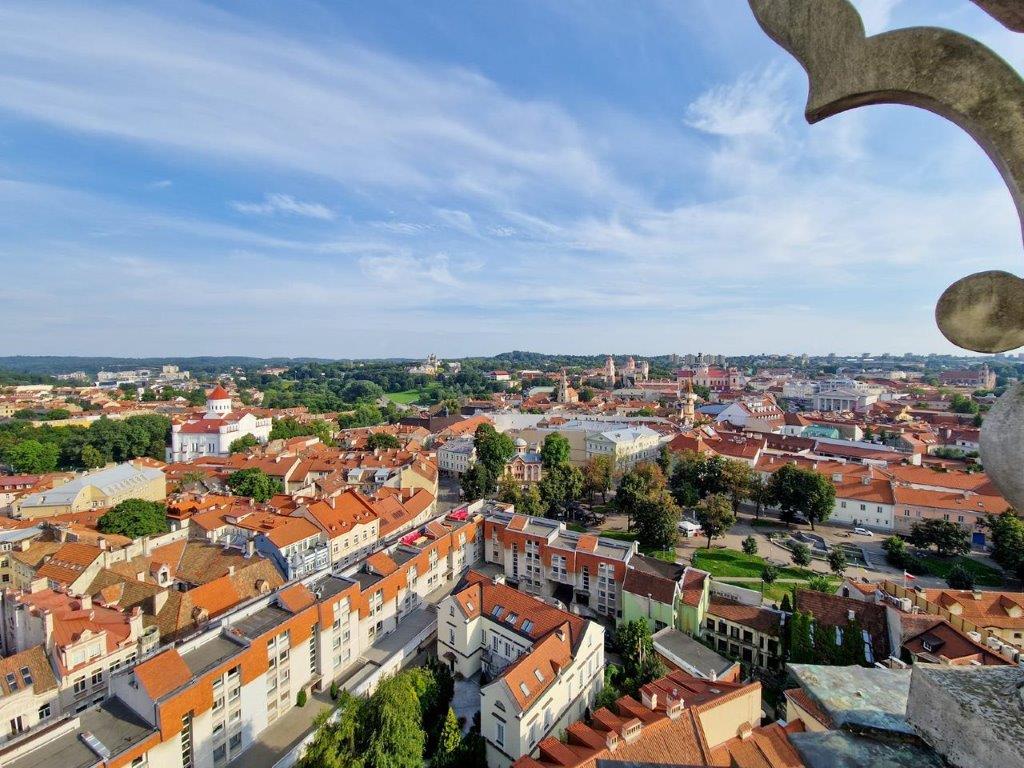 Uitzicht over hoofdstad van Litouwen Vilnius vanaf Sv Jono Kerk