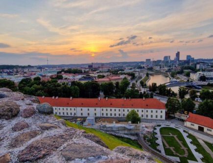 Uitzicht over leuk Vilnius vanaf de Gediminas heuvel in Vilnius