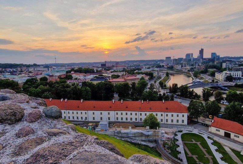 Uitzicht over leuk Vilnius vanaf de Gediminas heuvel in Vilnius