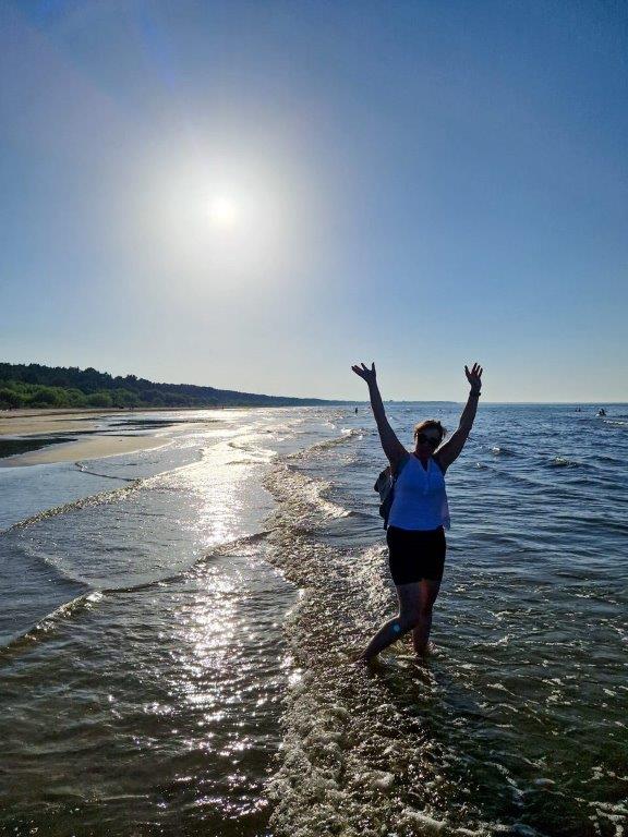 Doen in Letland pootje baden bij de kust van Jurmala