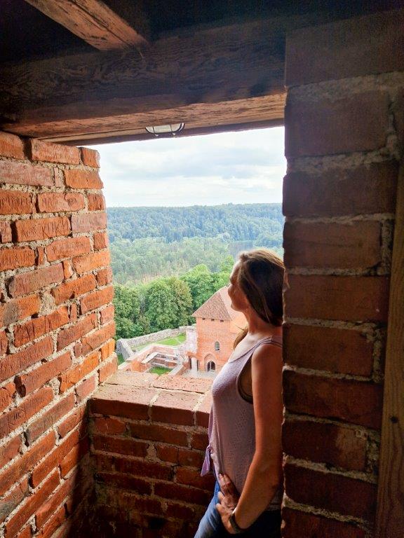 Doen in Letland uitzicht vanuit het Turaida kasteel in Letland