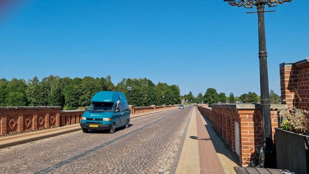 Old brick bridge in Kuldiga Letland met onze camper