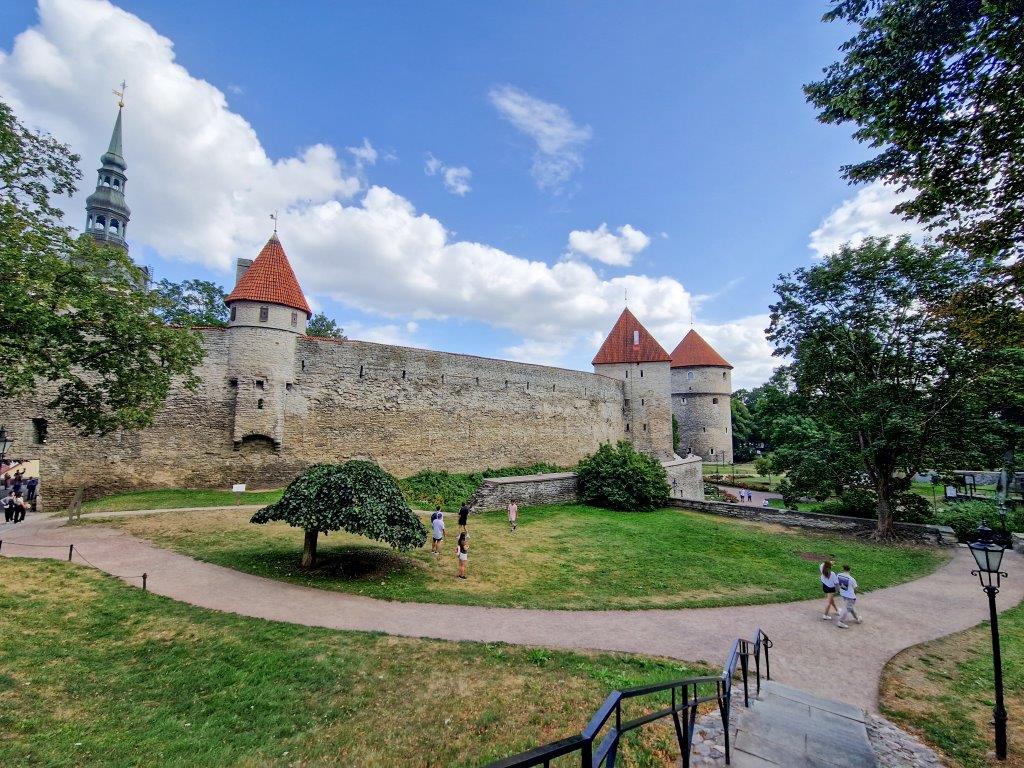 Stadsmuren hoger gelegen stad Tallinn