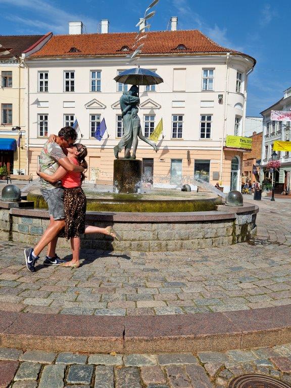 Standbeeld van de kussende studenten in Tartu Estland