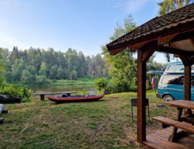 camping Jaunzageri met onze camperbus aan de Gauja-rivier in Letland