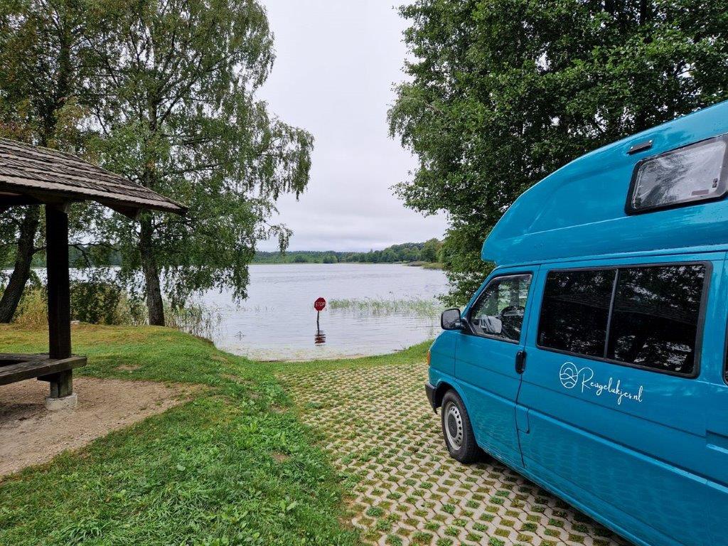 Campings en camperplaatsen in de Baltische landen wildkamperen bij het meer van Platelai in Litouwen
