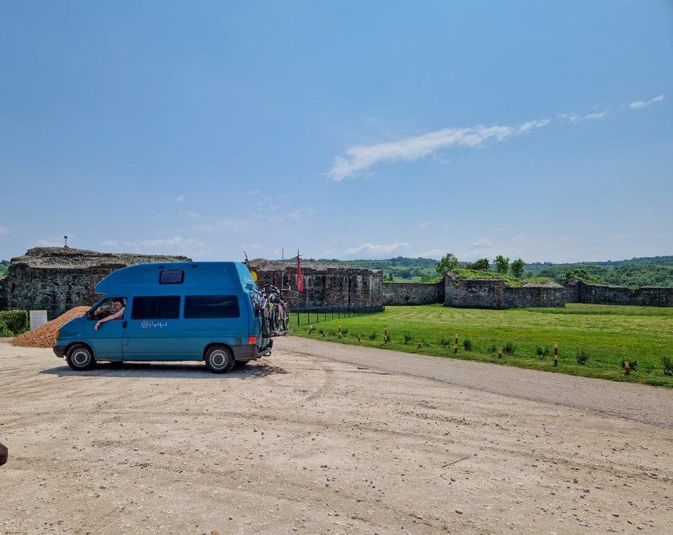 Camper tijdens roadtrip door Balkan bij Felix Romuliana in Servië