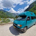 Camperbus in Theth Albanië tijdens rondreis Balkan