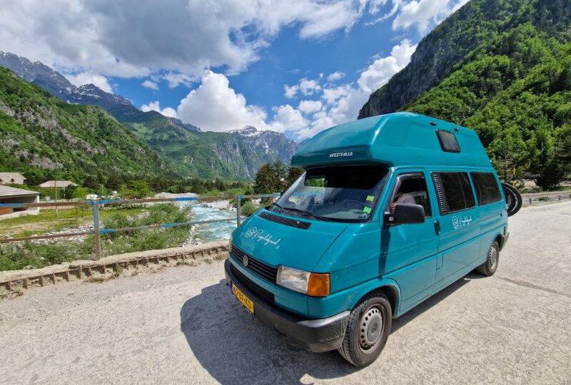 Camperbus in Theth Albanië tijdens rondreis Balkan