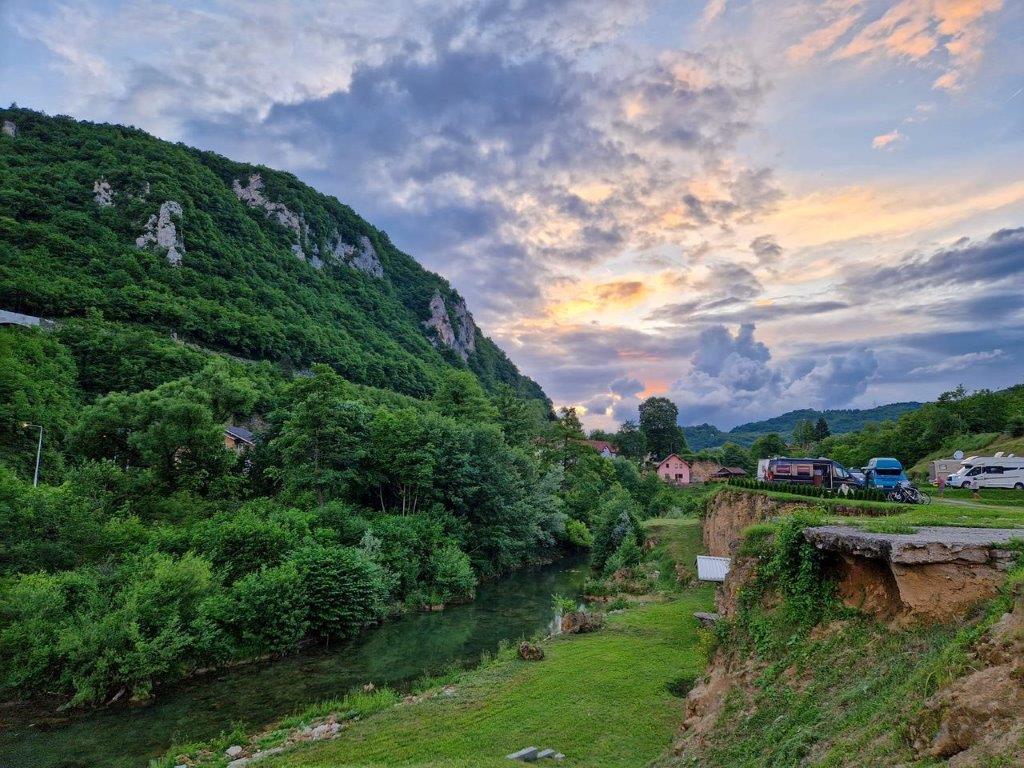 Camperplaats van de jeugdherberg in Jajce Bosnië tijdens roadtrip door de Balkan