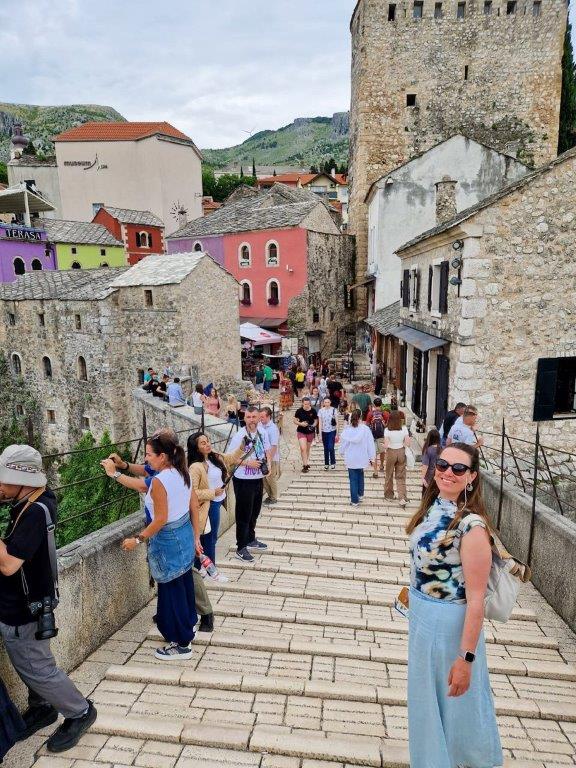 Op de beroemde brug van Mostar in Bosnië tijdens een reis door de Balkan