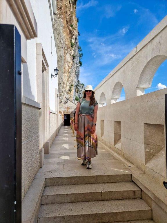 Op de trappen van het Ostrog klooster in Montenegro tijdens een reis door de Balkan