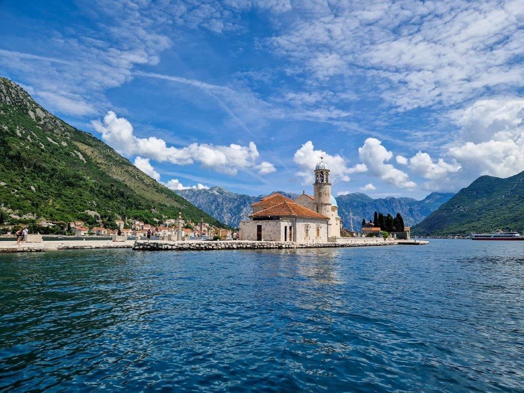 Our Lady of the Rock Island in de baai van Kotor Montenegro tijdens een reis door de Balkan