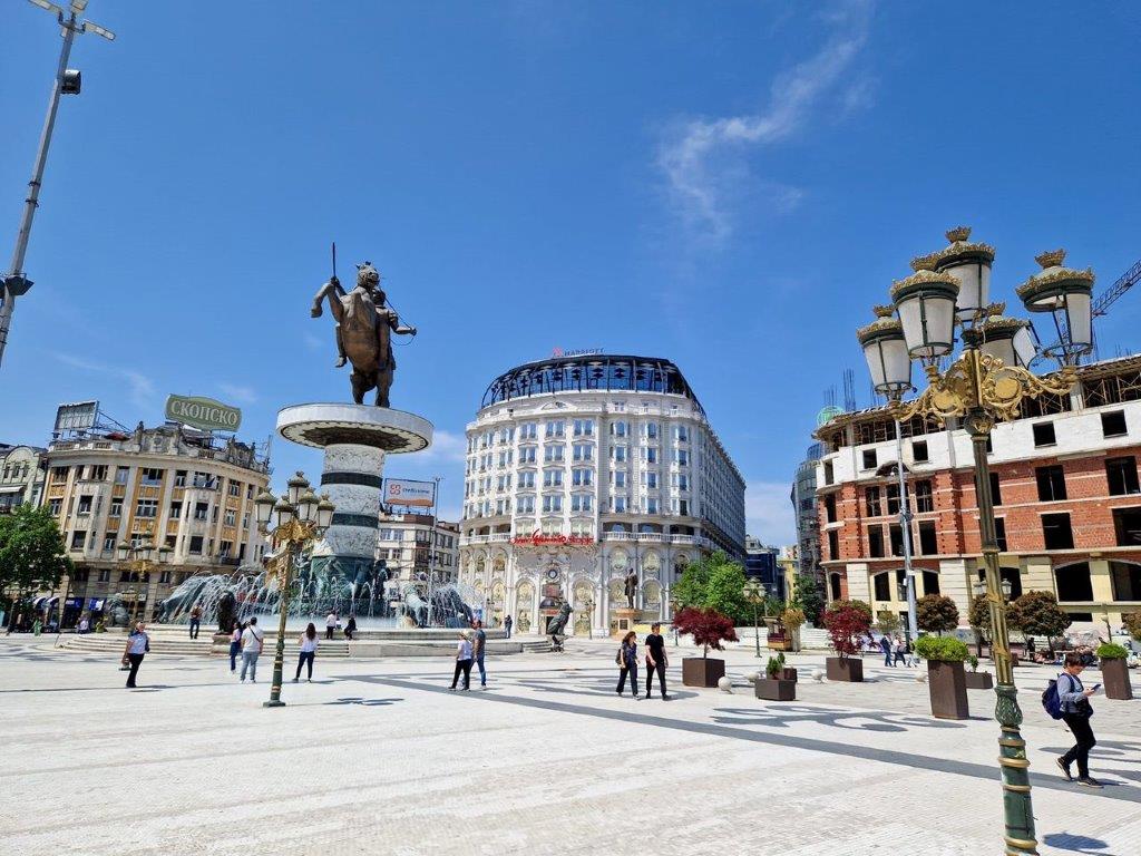 Plostad Makedonija plein in Skopje Noord Macedonië tijdens roadtrip door Balkan