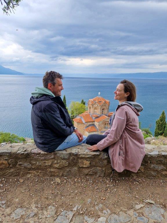 Reizen met 2 bij de kerk van Sveti Jovan at Kaneo in Ohrid Noord-Macedonië
