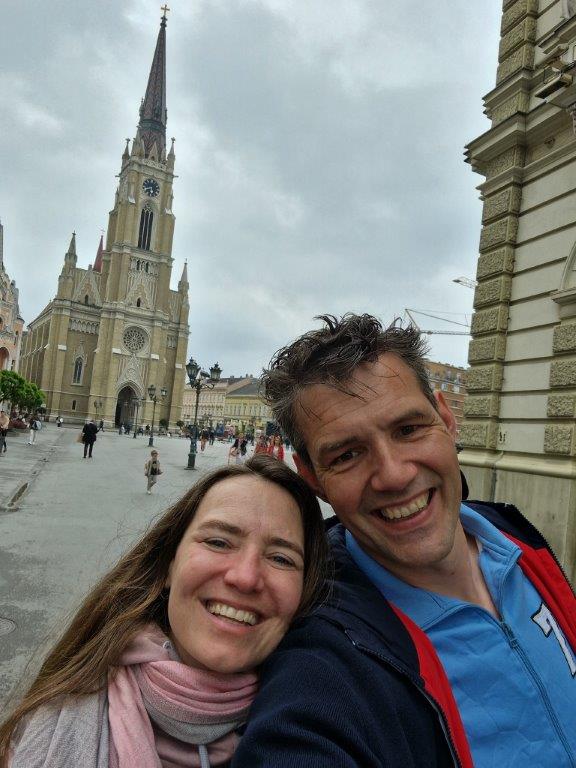 Reizen met 2 naar Balkan voor de name of mary church in Novi Sad Servië
