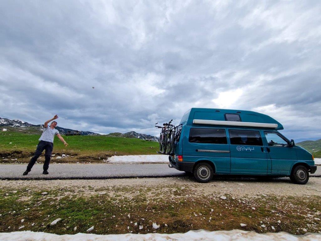 Tijdens de camperroute door Durmitor in Montenegro kom je de laatste sneeuw tegen