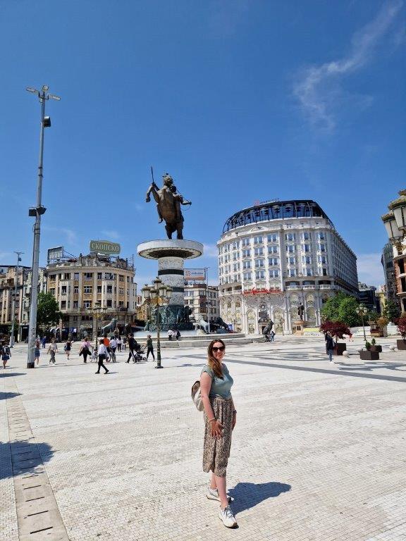 Ikzelf op Macedonia Square in Skopje