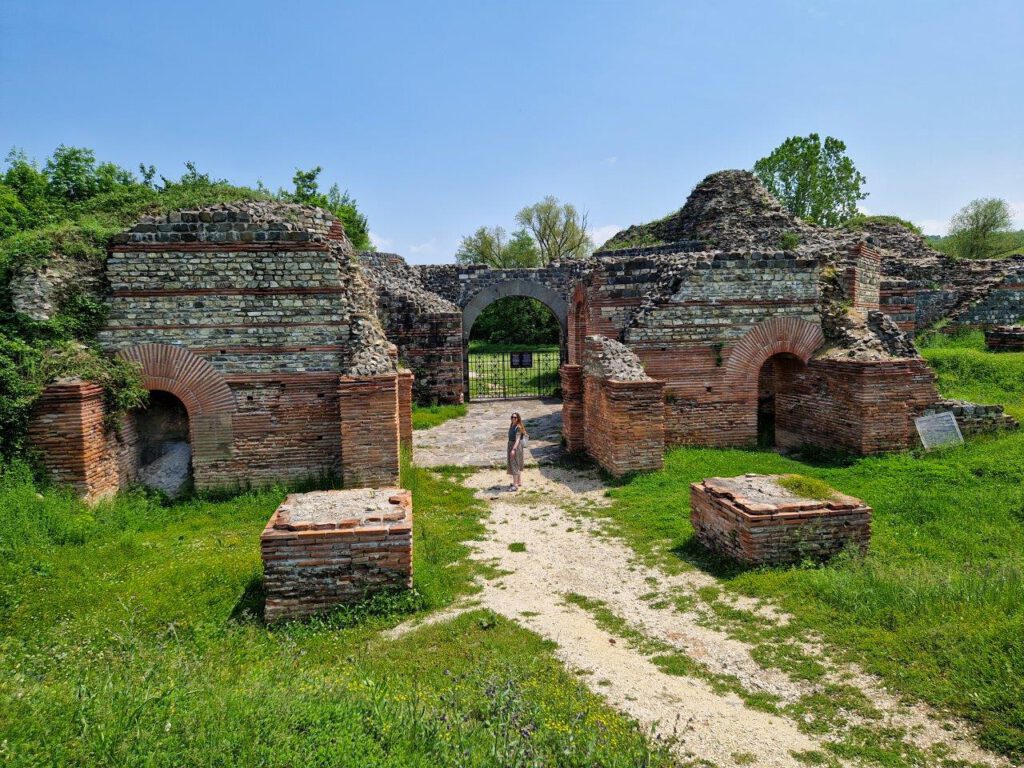Poort Romeinse paleis Felix Romuliana Unesco werelderfgoed en bezienswaardigheid in Servië