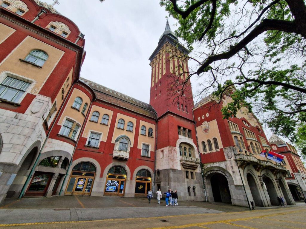 Wat te doen in Servië stadhuis in Subotica