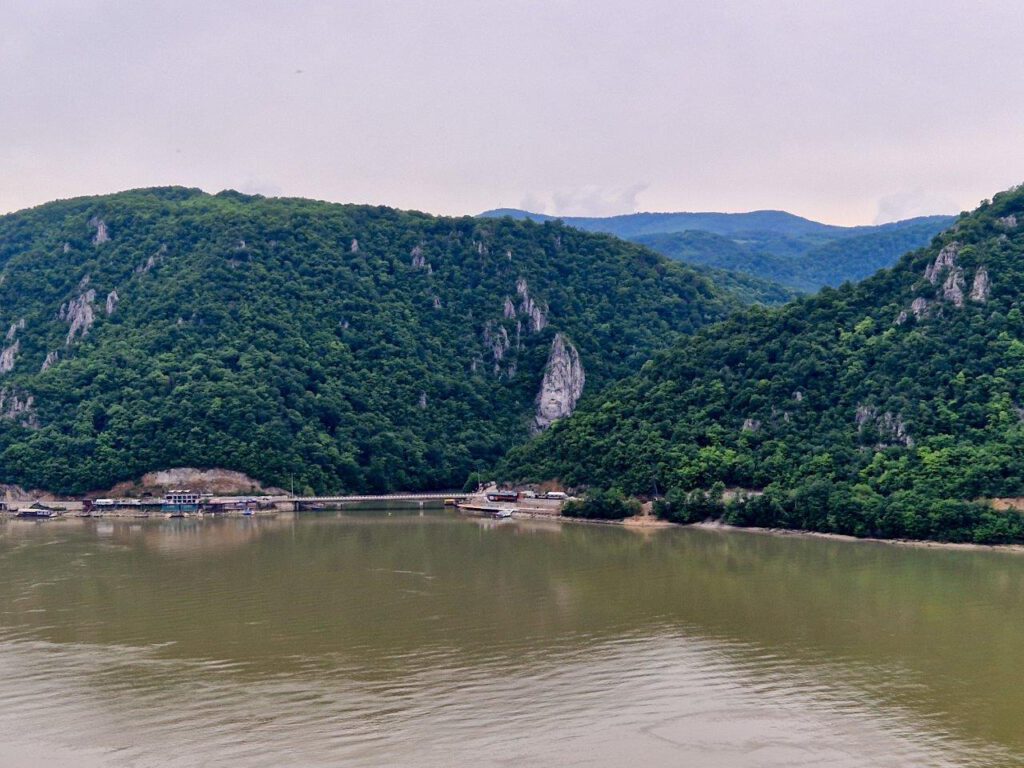 rotssculptuur van Koning Decebalus aan de Donau in Servië Iron Gate Gorge wat te doen